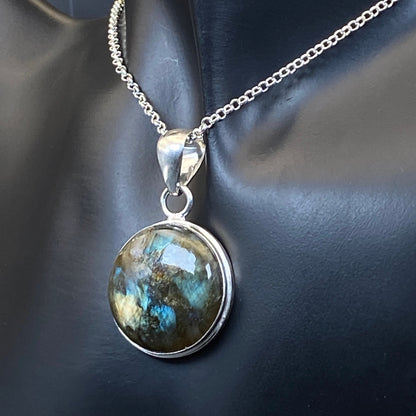 .925 Sterling Silver Labradorite Round Pendant
